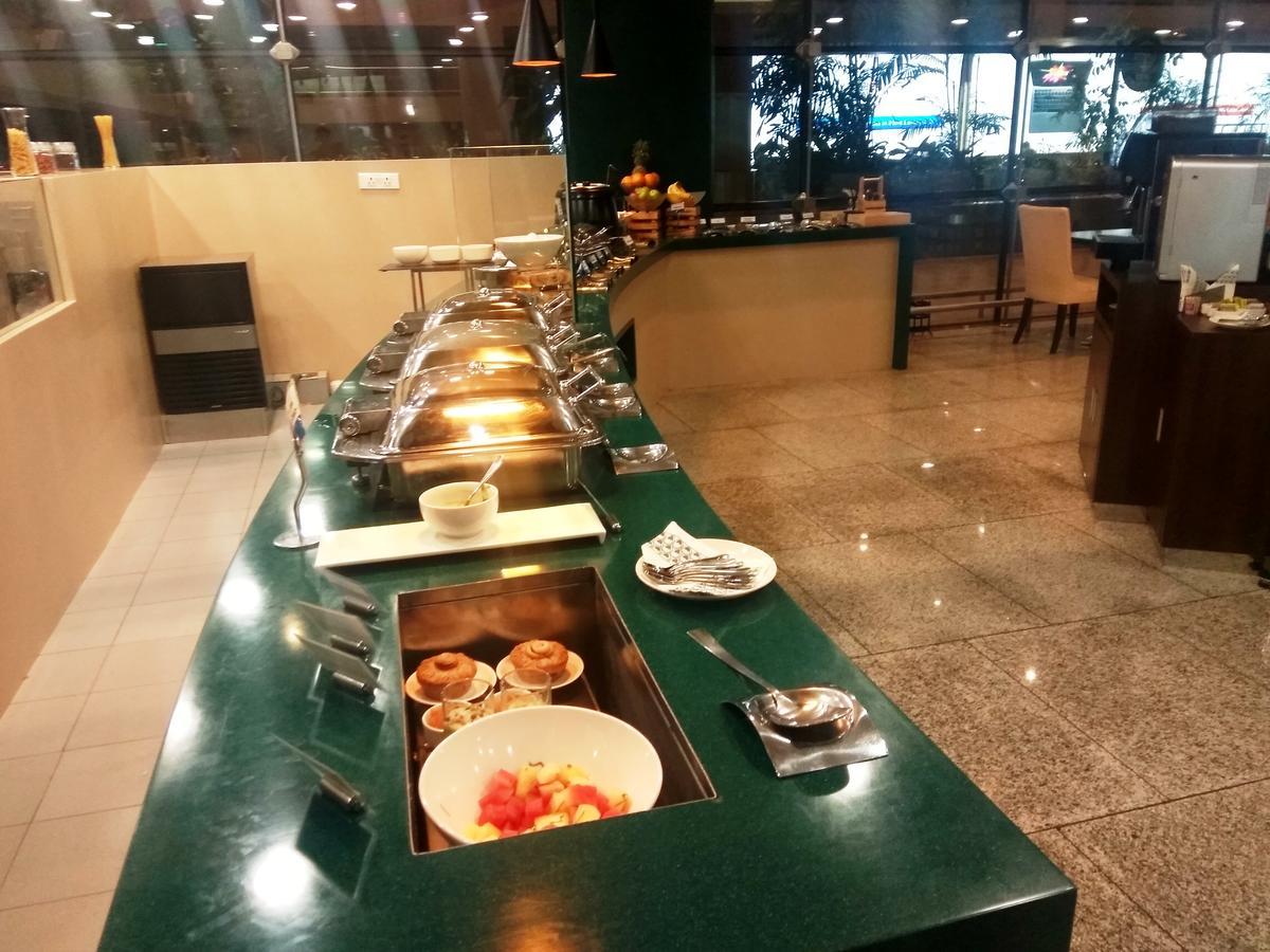 อวิเซิร์ฟ เลาจน์ Hotel มุมไบ ภายนอก รูปภาพ