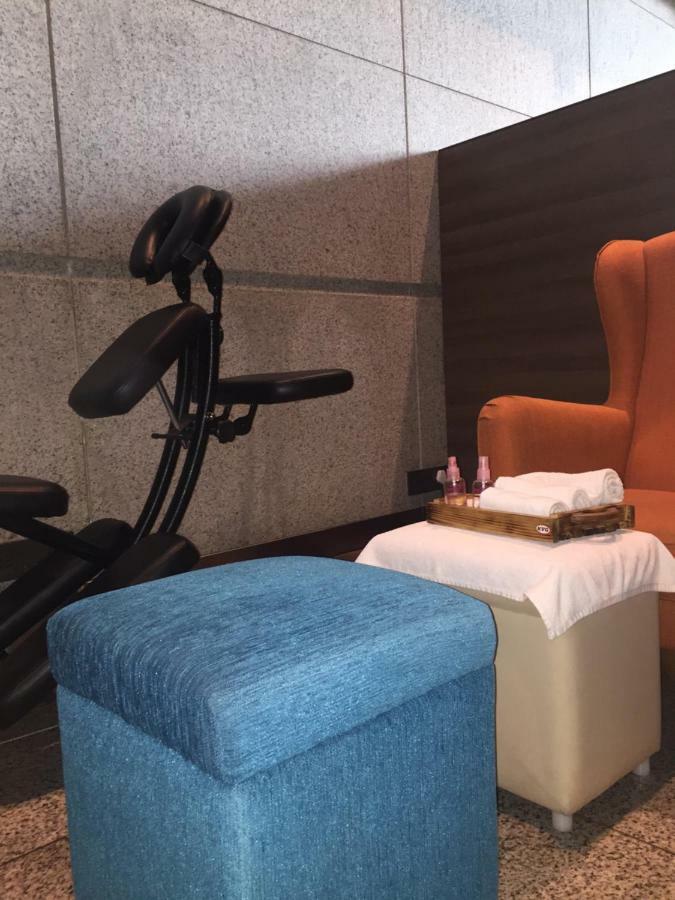 อวิเซิร์ฟ เลาจน์ Hotel มุมไบ ภายนอก รูปภาพ